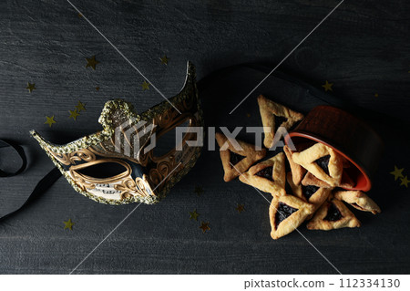 A mask with traditional cookies for the day of Purim. 112334130