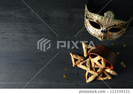 A mask with traditional cookies for the day of Purim. 112334131