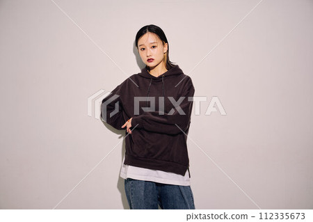一個酷和美麗的女人的形象 112335673