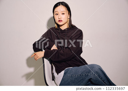 一個酷和美麗的女人的形象 112335697
