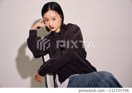 一個酷和美麗的女人的形象 一個酷和美麗的女人的形象 112335706