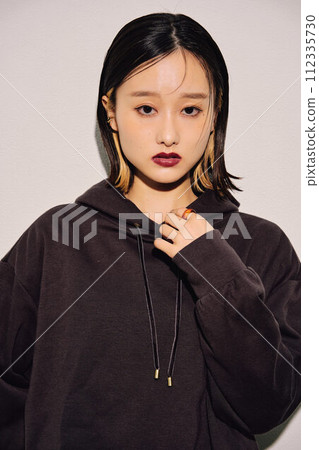 一個酷和美麗的女人的形象 一個酷和美麗的女人的形象 112335730