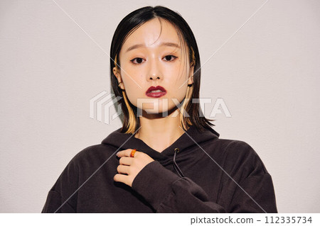 Image of a cool and beautiful woman Image of a cool and beautiful woman 112335734