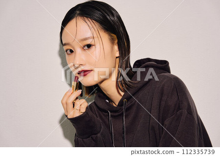 一個酷和美麗的女人的形象 112335739