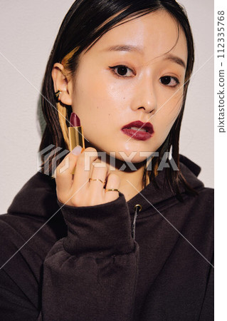 Image of a cool and beautiful woman 112335768