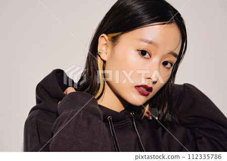 Image of a cool and beautiful woman 112335786