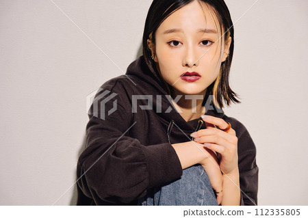 一個酷和美麗的女人的形象 一個酷和美麗的女人的形象 112335805