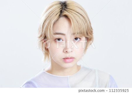 年輕女性的自然之美 112335925