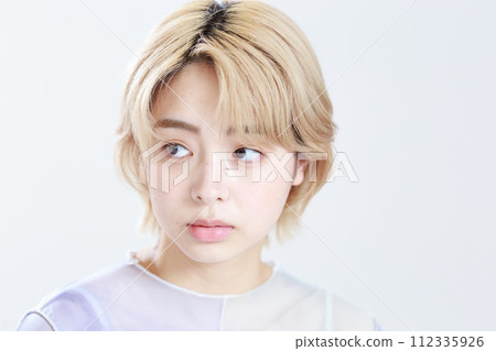 年輕女性的自然之美 年輕女性的自然之美 112335926