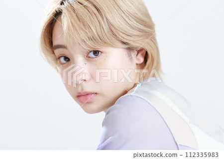 年輕女性的自然之美 年輕女性的自然之美 112335983