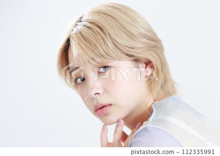 年輕女性的自然之美 112335991