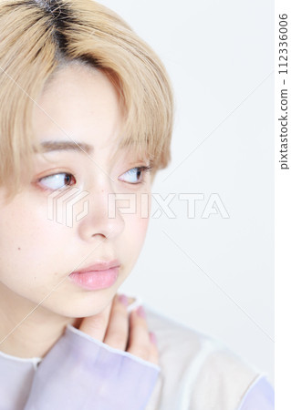 年輕女性的自然之美 年輕女性的自然之美 112336006
