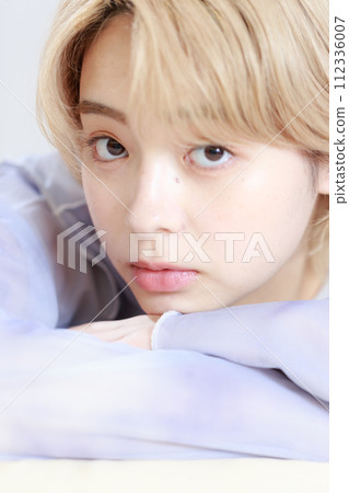 年輕女性的自然之美 年輕女性的自然之美 112336007