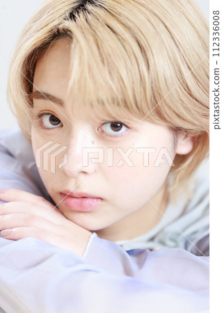 年輕女性的自然之美 112336008