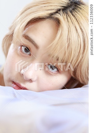 年輕女性的自然之美 年輕女性的自然之美 112336009