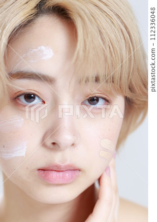 年輕女性的自然之美 年輕女性的自然之美 112336048