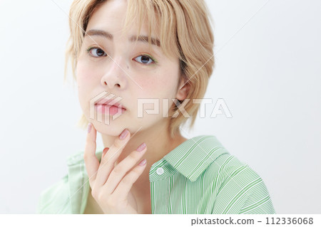 化著精緻妝容的年輕女子 化著精緻妝容的年輕女子 112336068