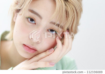 Young woman with nuanced makeup Young woman with nuanced makeup 112336089