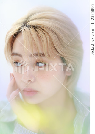 Young woman with nuanced makeup 112336096