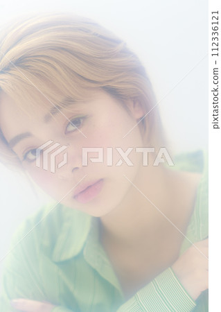 化著精緻妝容的年輕女子 化著精緻妝容的年輕女子 112336121