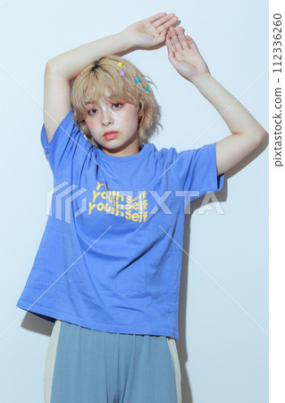 年輕女性的時尚快照 112336260