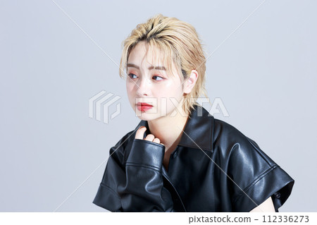 一個穿著時尚衣服的年輕女人 112336273