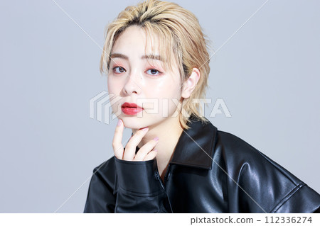 一個穿著時尚衣服的年輕女人 112336274