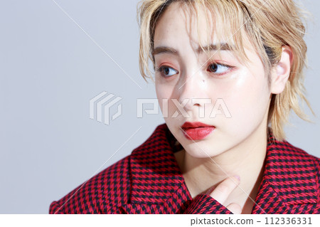 一個穿著時尚衣服的年輕女人 112336331