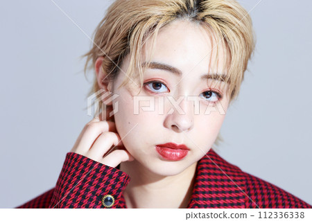 A young woman wearing fashion clothes 112336338