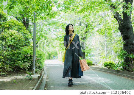 端著咖啡走路的女人 112336402