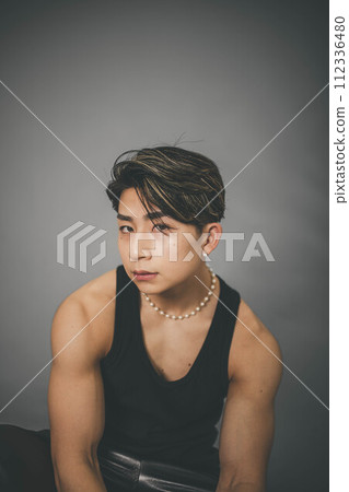 灰色背景中穿著背心的肌肉發達的年輕人 112336480