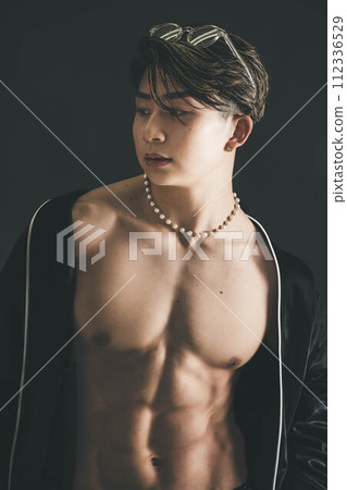 戴眼鏡的年輕人上半身肌肉發達 戴眼鏡的年輕人上半身肌肉發達 112336529