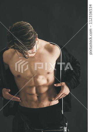 戴眼鏡的年輕人上半身肌肉發達 112336534