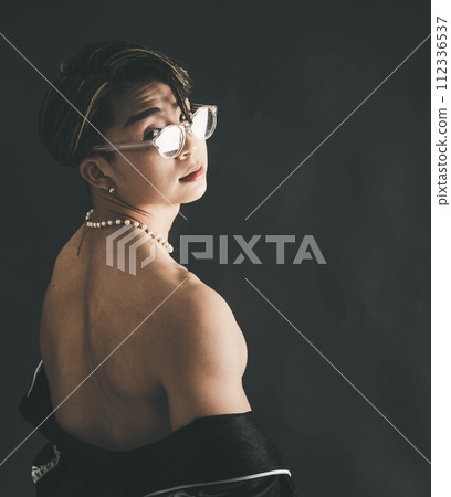 戴眼鏡的年輕人上半身肌肉發達 112336537
