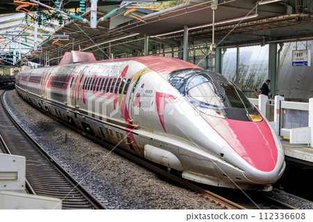 500 series Hello Kitty Shinkansen stopping at Shin-Kobe Station 500 series Hello Kitty Shinkansen stopping at Shin-Kobe Station 112336608