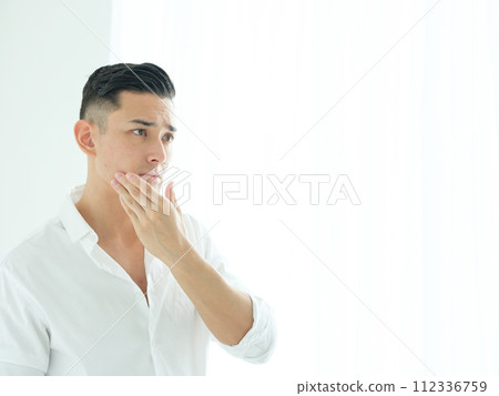 A man doing skin care　 112336759