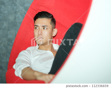 Men's portrait 112336839