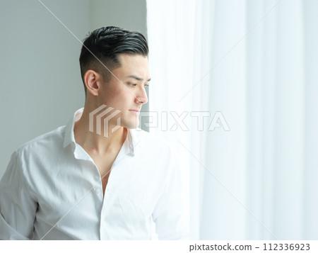 一個男人站在窗邊 一個男人站在窗邊 112336923