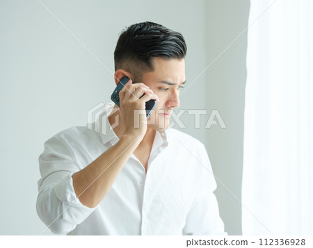 靠窗打電話的男人 靠窗打電話的男人 112336928