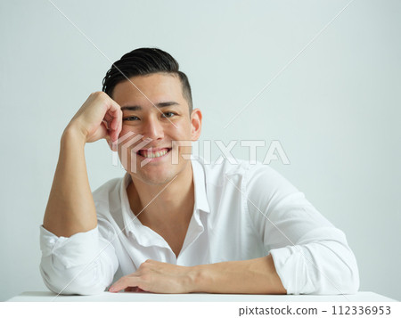 A smiling man 112336953