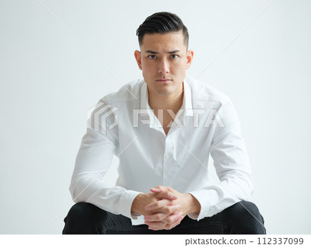Men's portrait 112337099