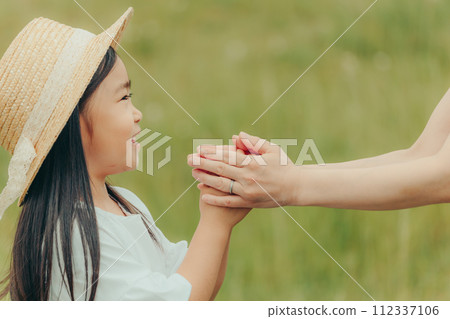 女孩 孩子 肌膚之親 女孩 孩子 肌膚之親 112337106