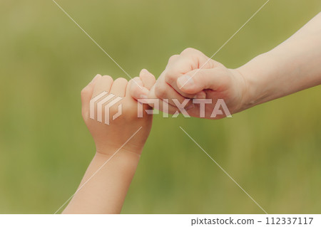 女孩 孩子 肌膚之親 112337117