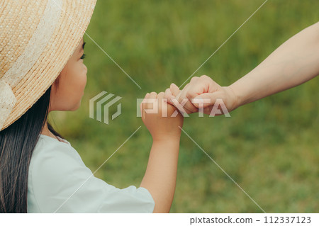 女孩 孩子 肌膚之親 112337123