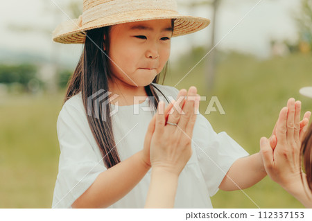 女孩 孩子 肌膚之親 112337153