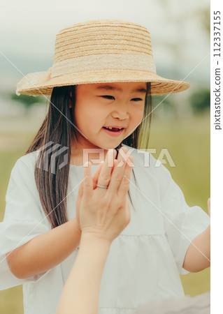 女孩 孩子 肌膚之親 112337155