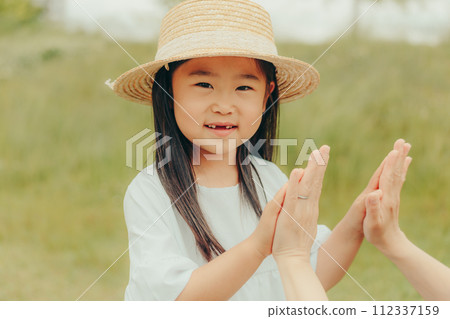 女孩 孩子 肌膚之親 112337159