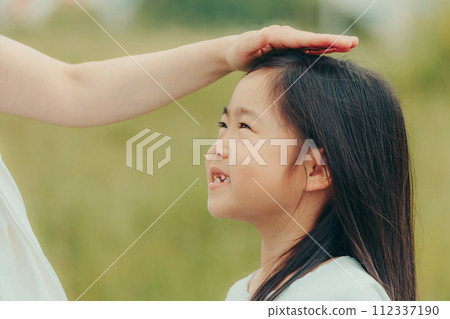 女孩 孩子 肌膚之親 112337190