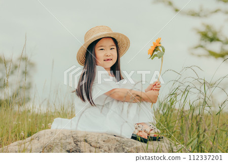 一個拿著向日葵的女孩 一個拿著向日葵的女孩 112337201