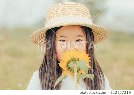 一個拿著向日葵的女孩 一個拿著向日葵的女孩 112337219